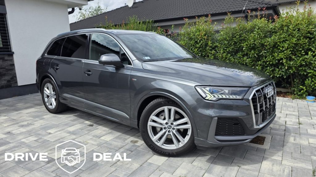 Šedé SUV zaparkované pred domom