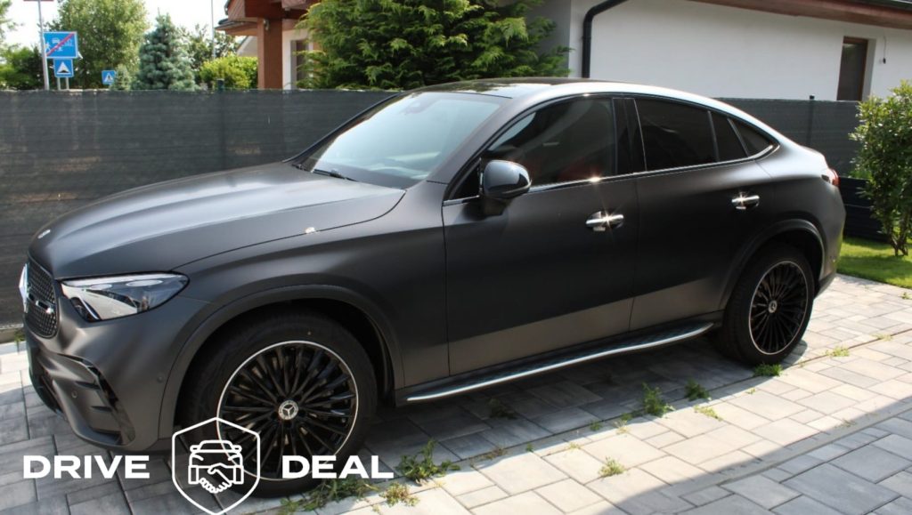 Čierne športové SUV na parkovisku vonku