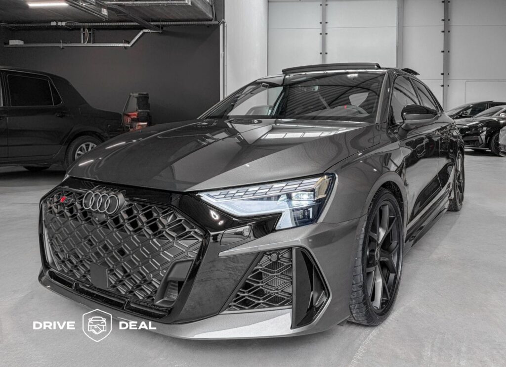 Šedé Audi RS v autosalóne