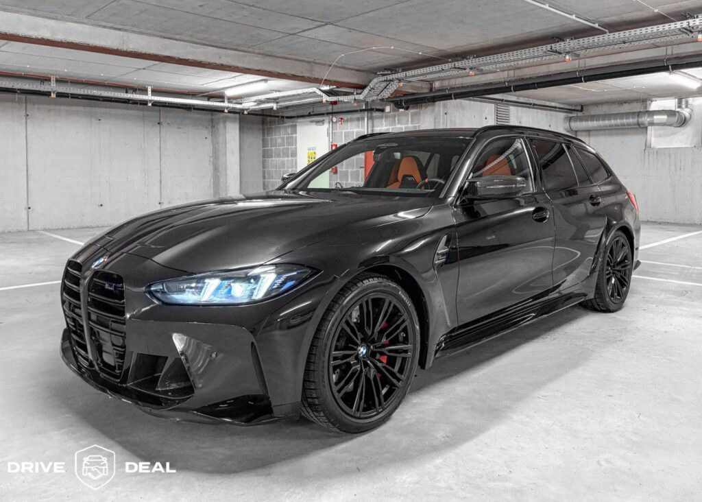 Čierne BMW M3 Touring v garáži