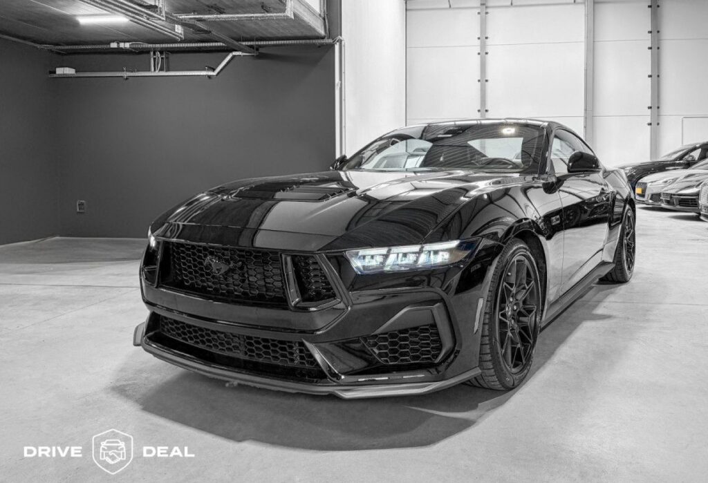 Čierny športový Ford Mustang v interiéri