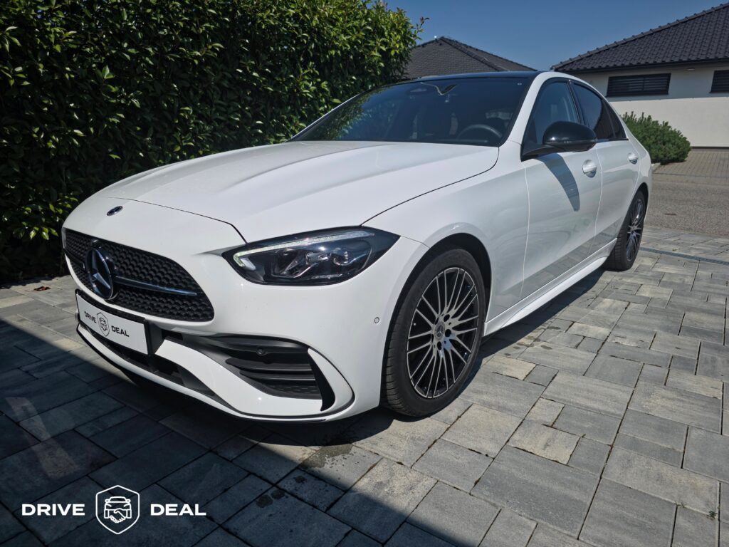 Biely Mercedes-Benz zaparkovaný na príjazdovej ceste