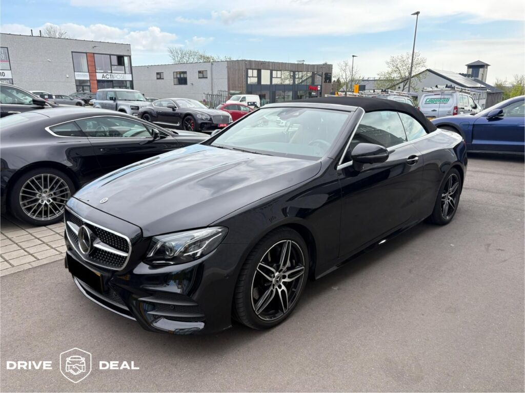 Čierny Mercedes-Benz kabriolet zaparkovaný pred autosalónom