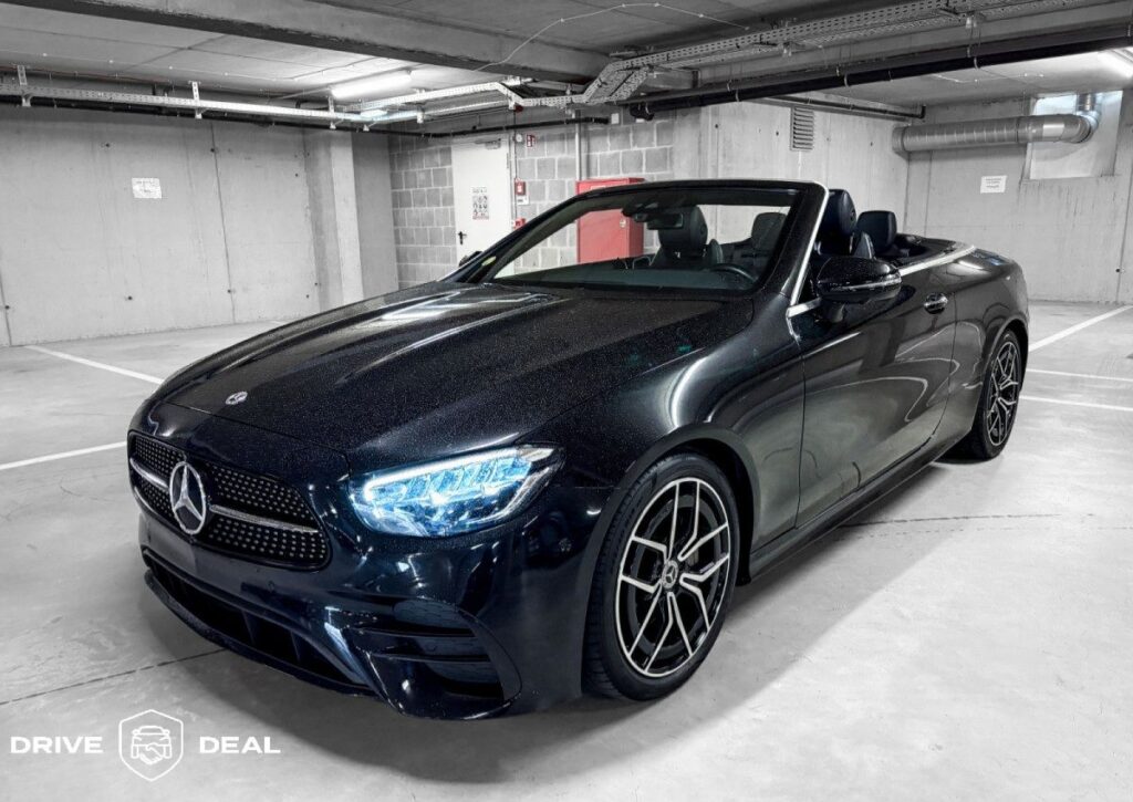 Čierny Mercedes-Benz kabriolet v podzemnej garáži