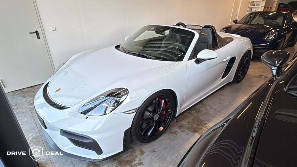 Biely Porsche 718 Spyder v garáži