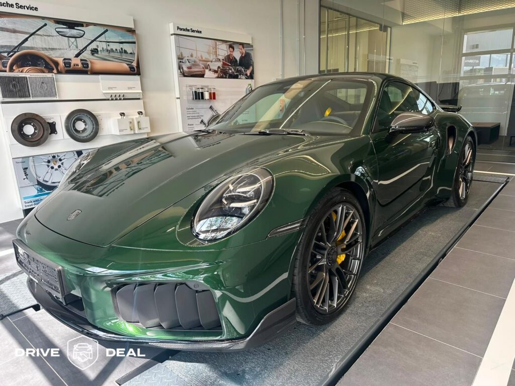 Zelené Porsche 911 v autosalóne