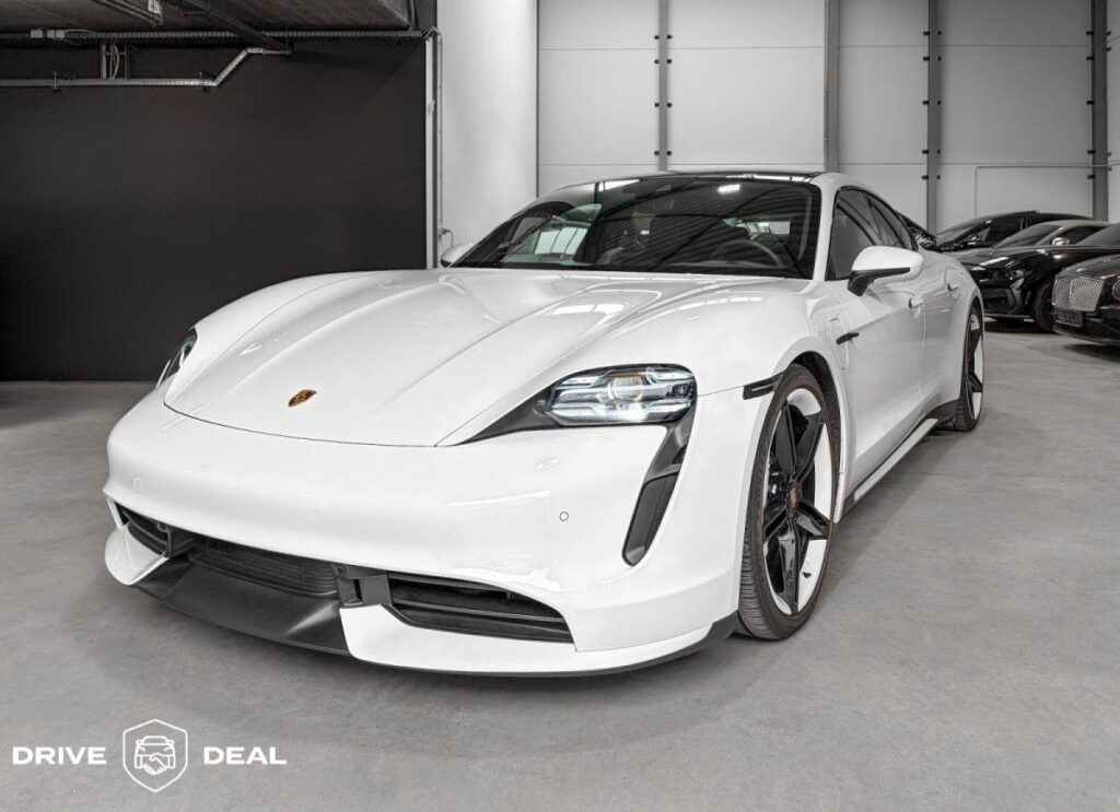 Biely Porsche Taycan v modernom showroome